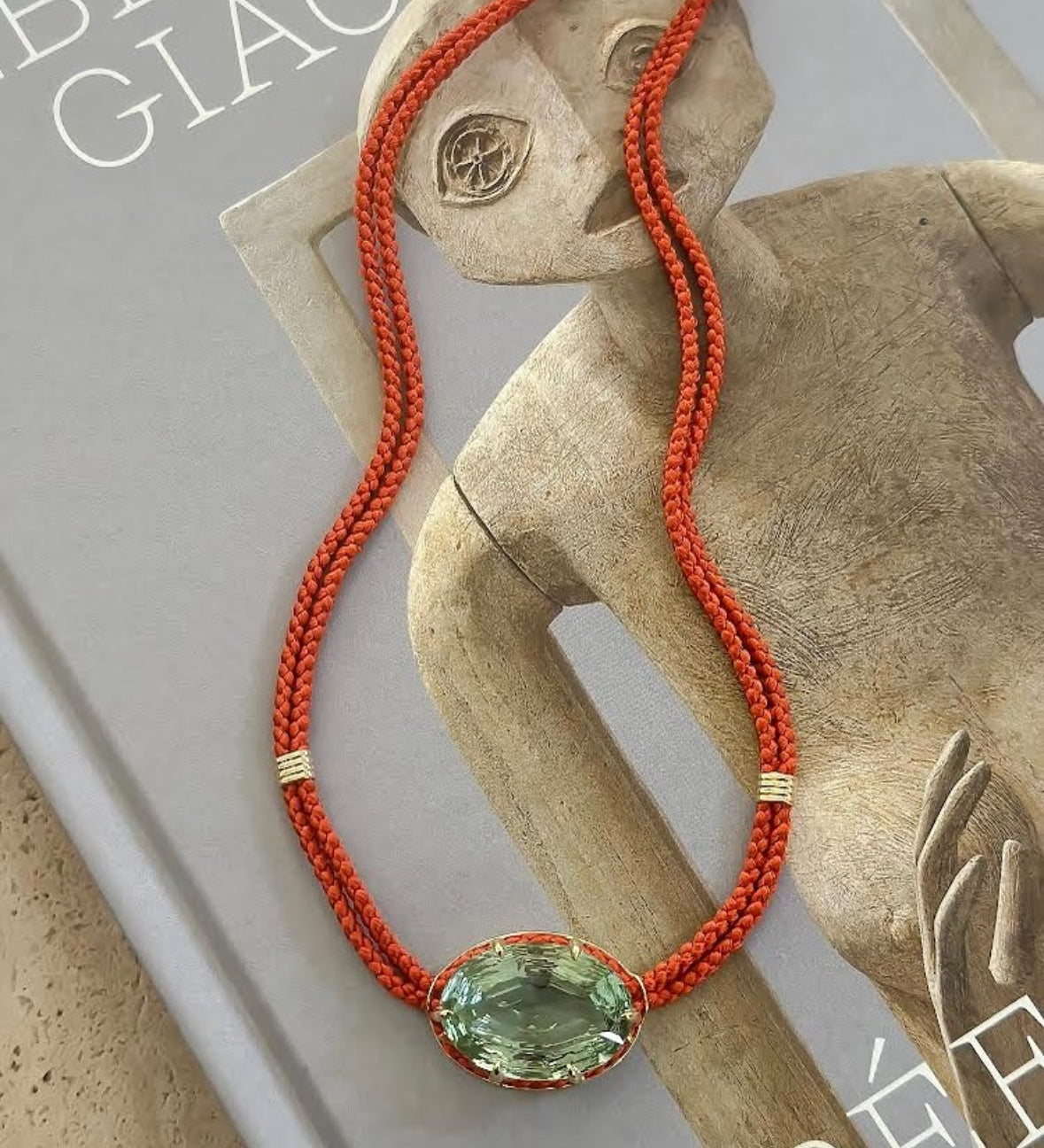 Pendentif en cordon de soie avec améthyste verte taillée concave - Vermillon